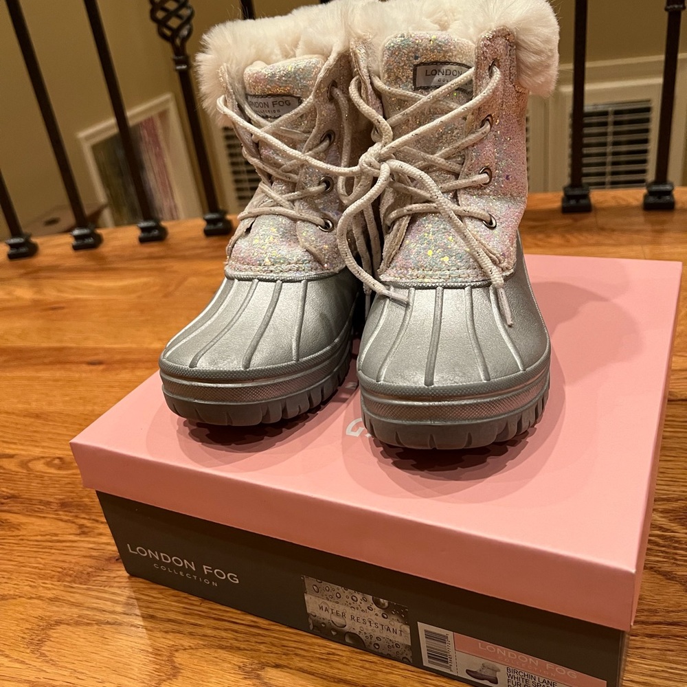 Girls London Fog snow boots size 2